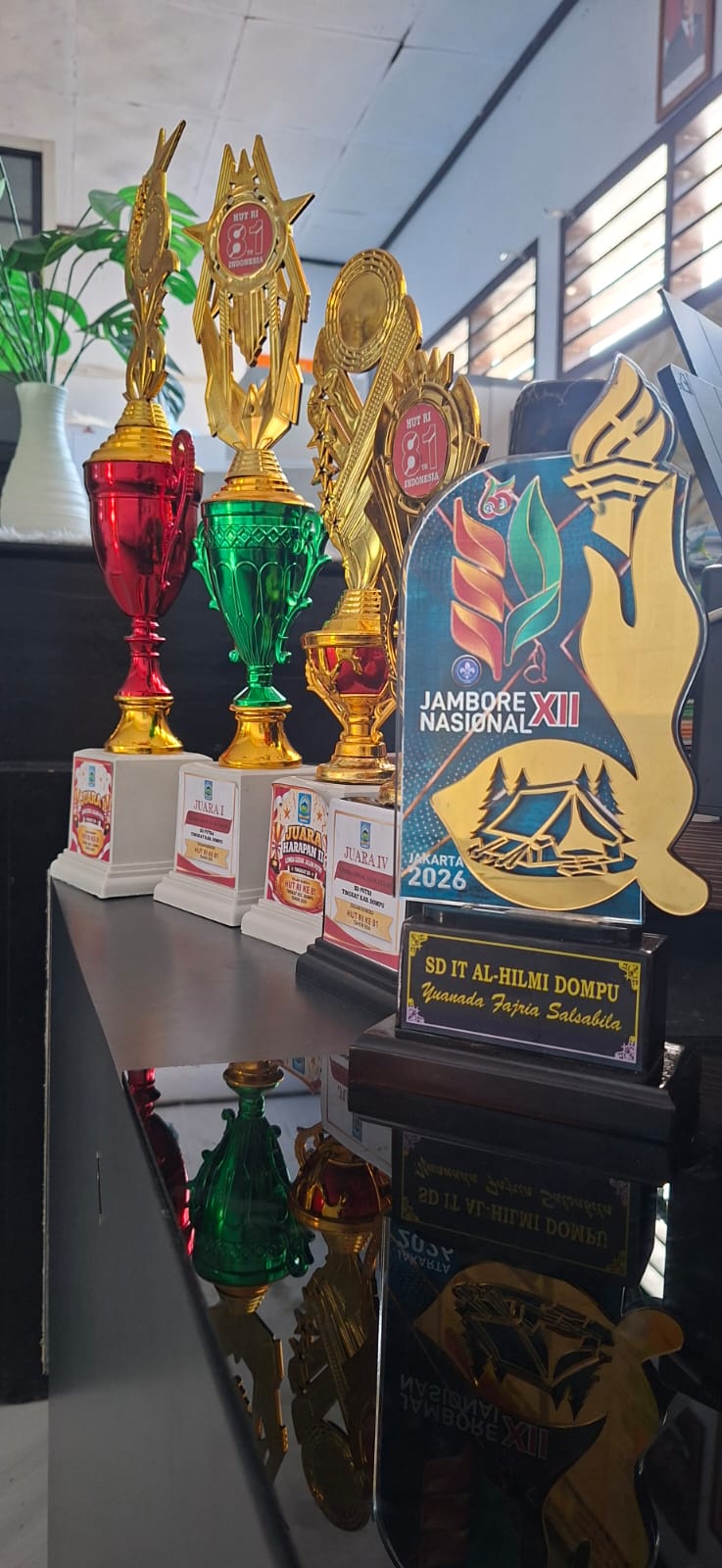Empat Trofi Juara 1-4 Rayakan Prestasi Siswa di Ajang HUT RI ke 81