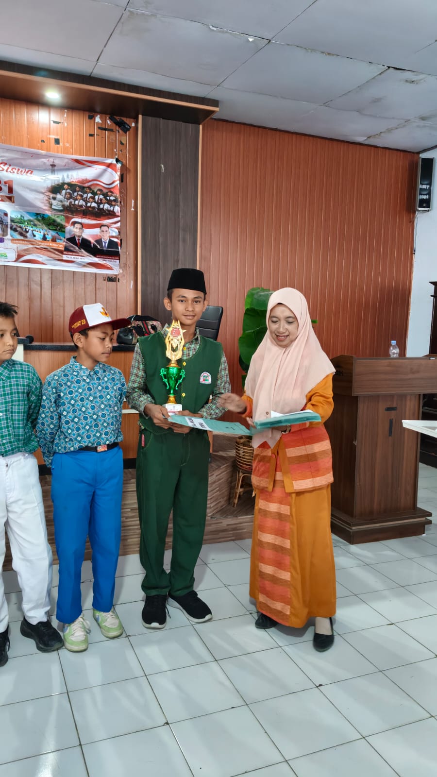 Momen Penyerahan Hadiah Lomba Kreativitas Siswa HUT RI ke 81